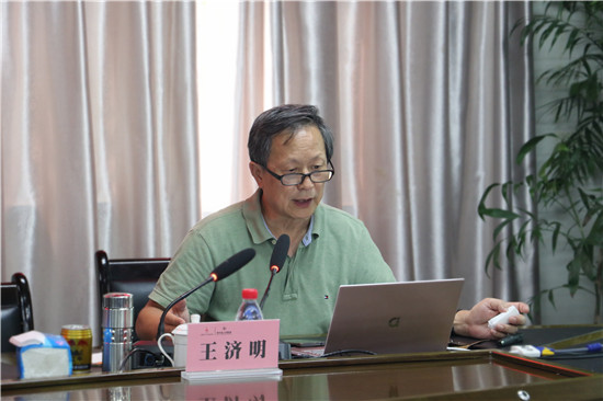 副院长王黎明对王济明教授专业,细致,严谨的指导评价表示衷心的感谢.